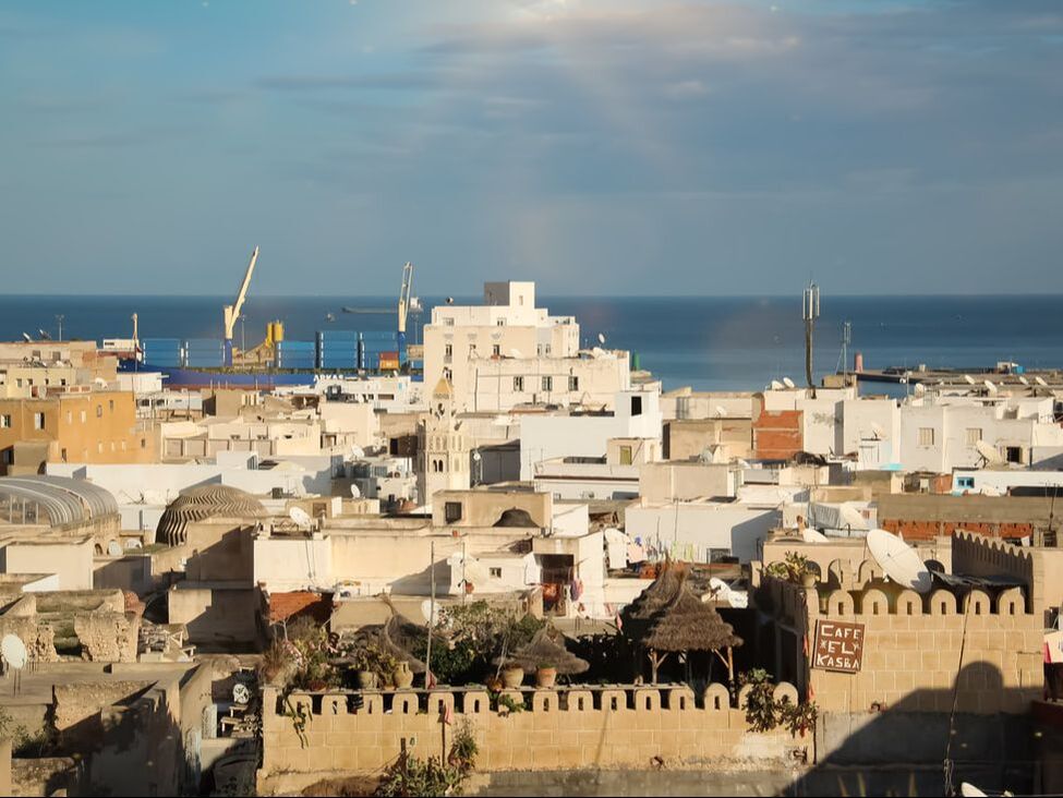 Vue réelle sur la médina de Sousse et la mer depuis la terrasse de Seles